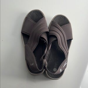 BZees  Sunset Grey Sandals 6.5M